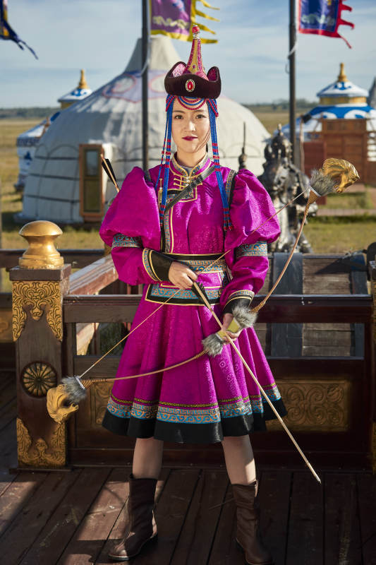 蒙古包前身穿蒙古族饰手持弓箭的蒙族少女图片