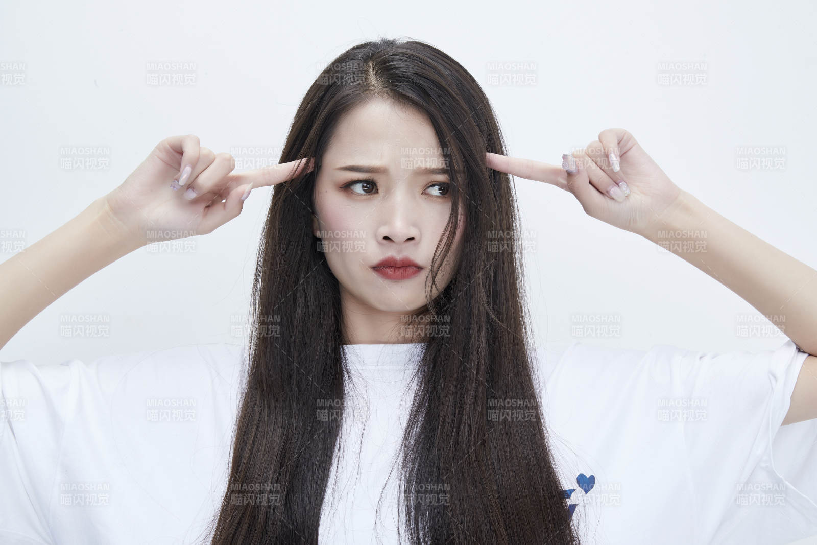 穿白色长T血衬展示各种表情的长发少女人像图片