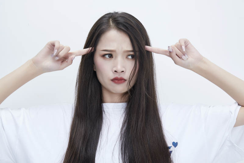 穿白色长T血衬展示各种表情的长发少女人像图片