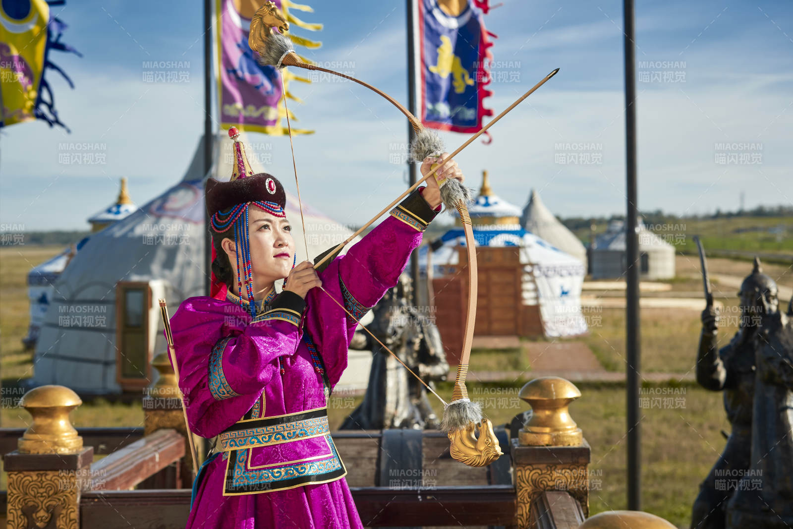 蒙古包前身穿蒙古族饰手持弓箭的蒙族少女图片