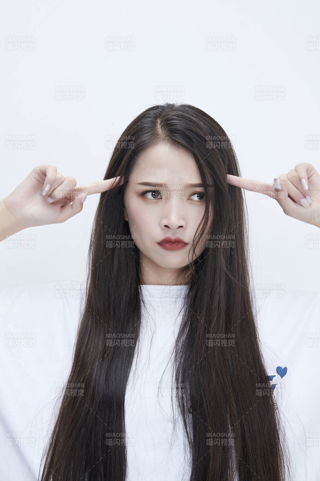 穿白色长T血衬展示各种表情的长发少女人像图片