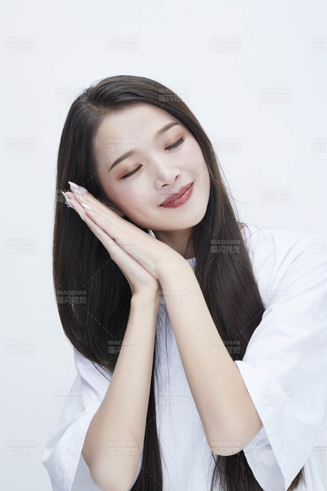 穿白色长T血衬展示各种表情的长发少女人像图片