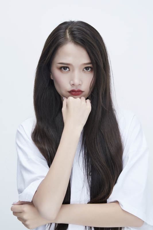 穿白色长T血衬展示各种表情的长发少女人像图片