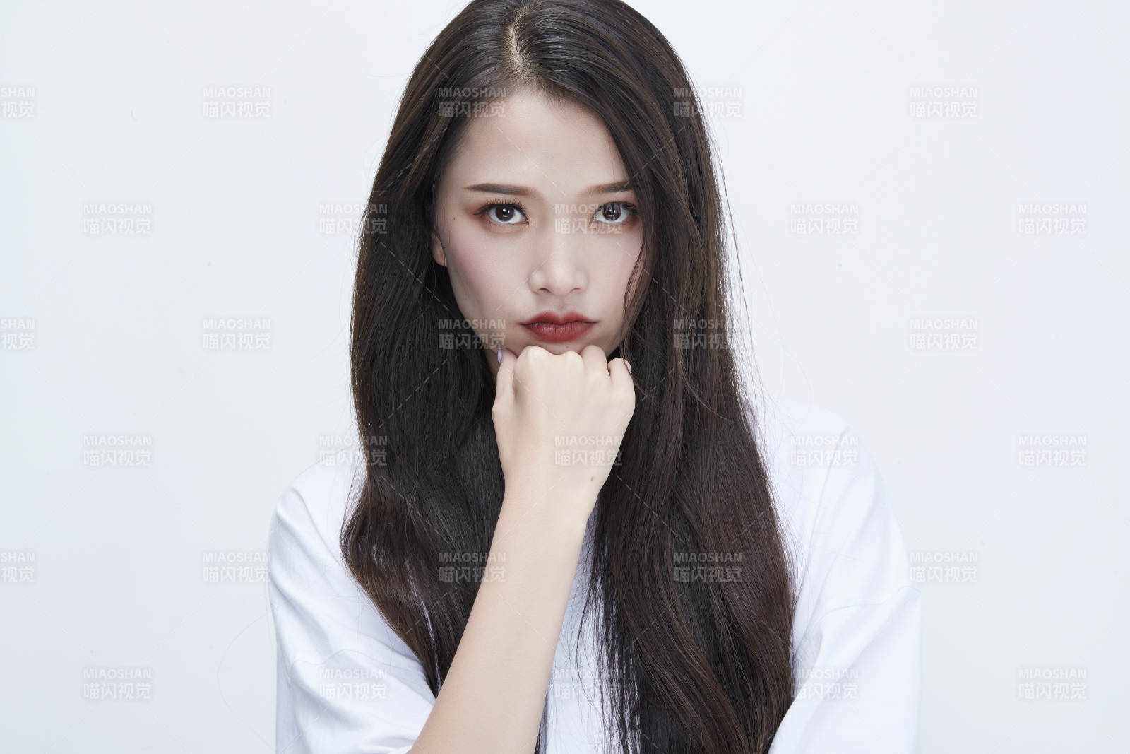 穿白色长T血衬展示各种表情的长发少女人像图片