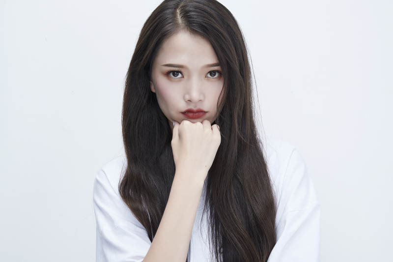 穿白色长T血衬展示各种表情的长发少女人像图片