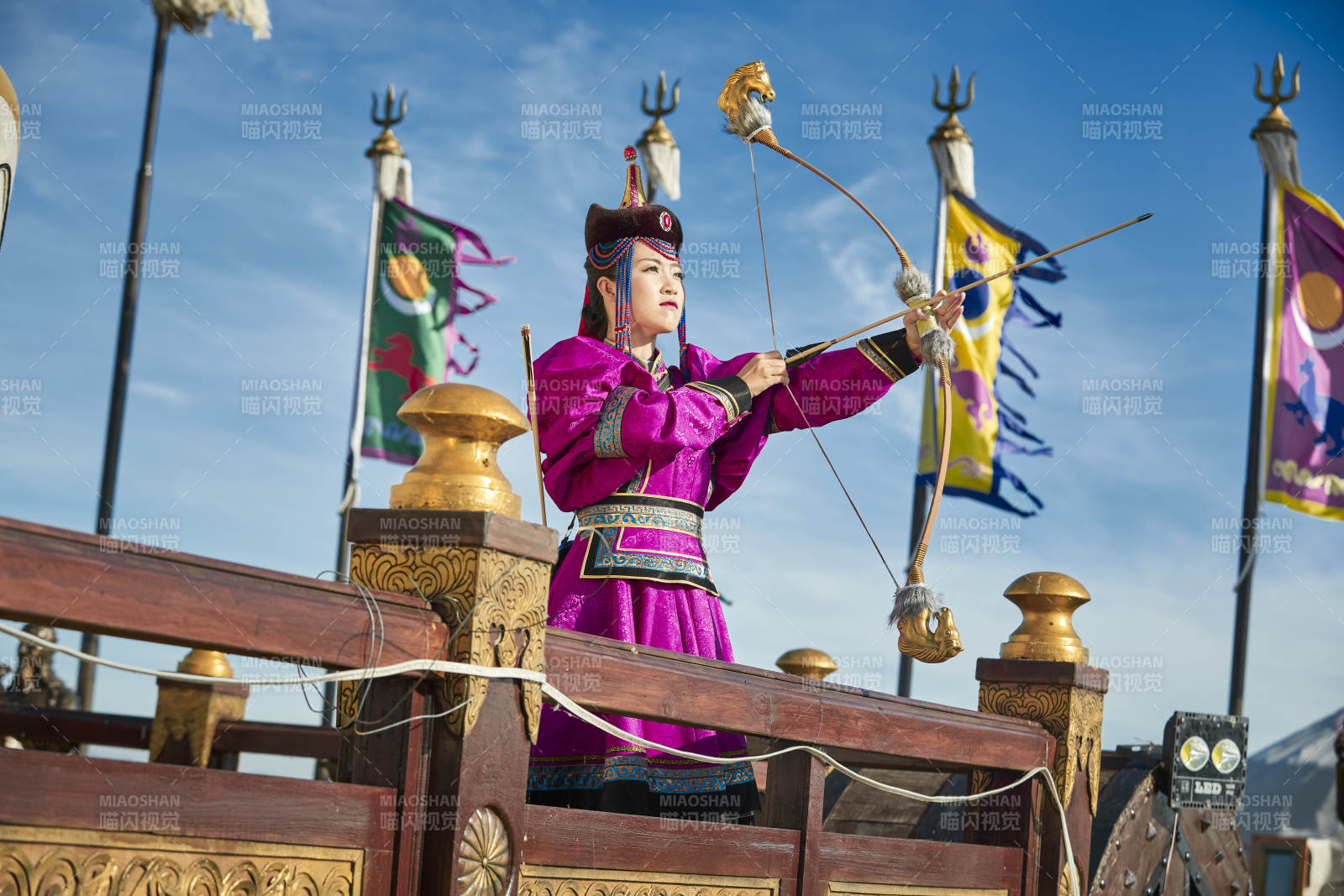 蒙古包前身穿蒙古族饰手持弓箭的蒙族少女图片