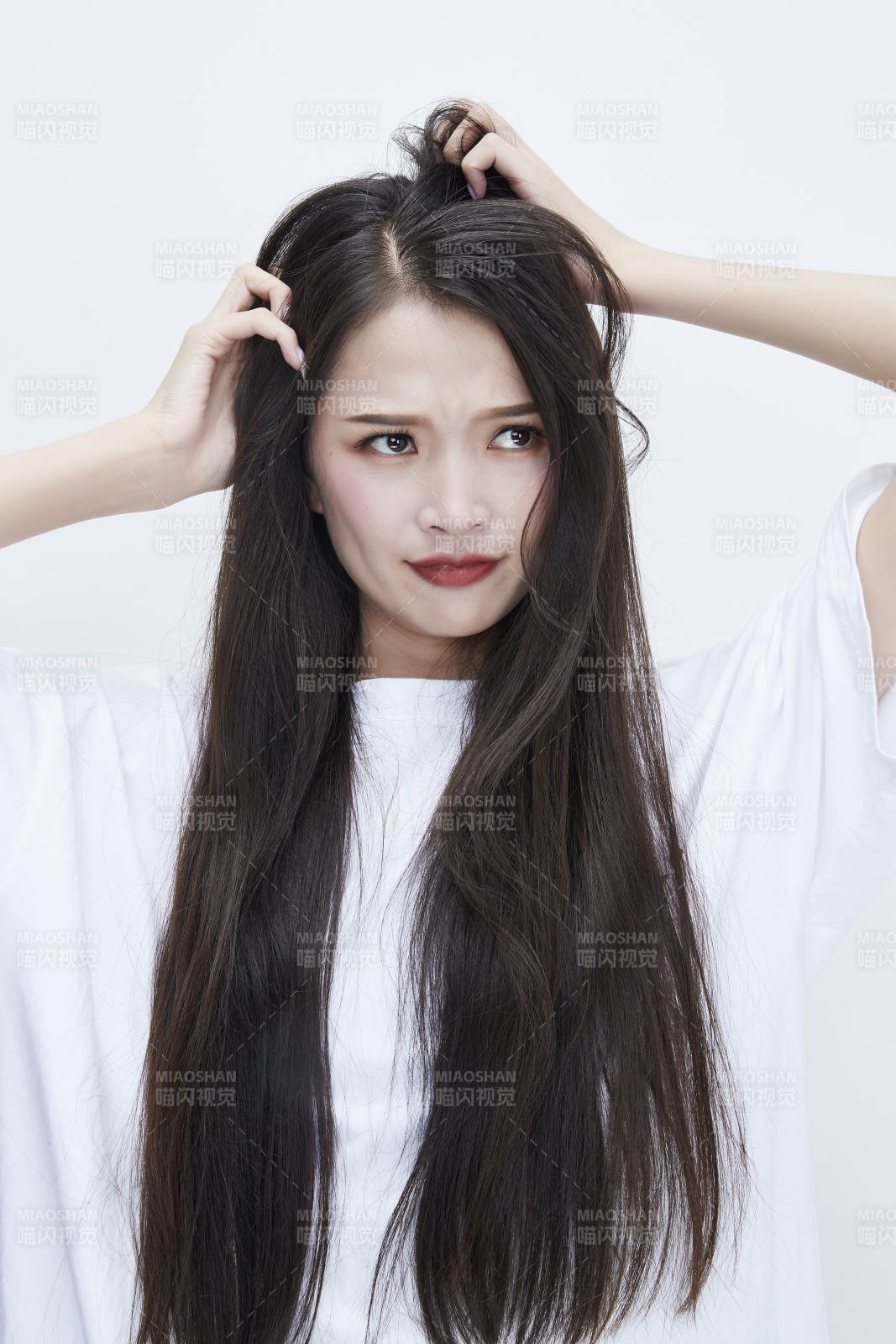 穿白色长T血衬展示各种表情的长发少女人像图片