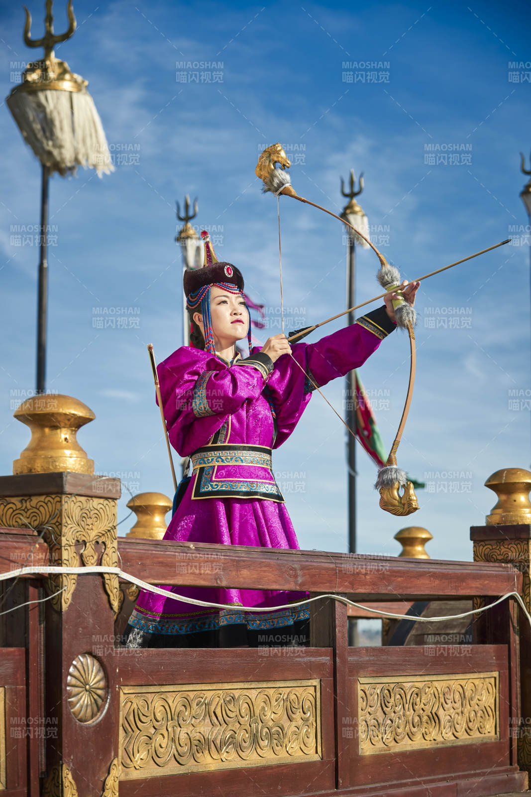 蒙古包前身穿蒙古族饰手持弓箭的蒙族少女图片