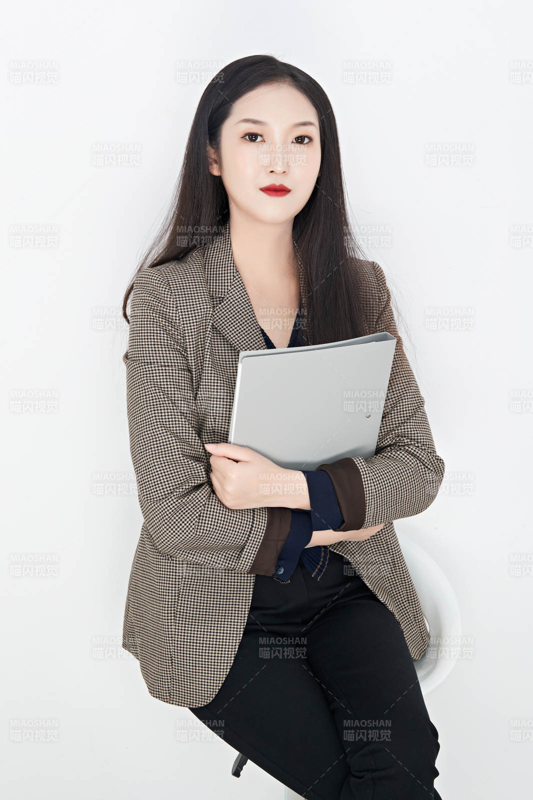 白色背景下的美丽商务女性肖像图片