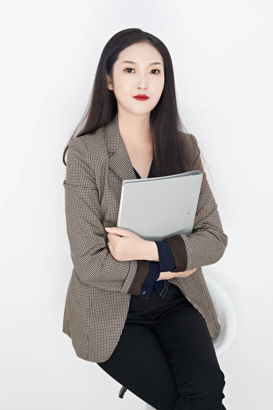 白色背景下的美丽商务女性肖像图片