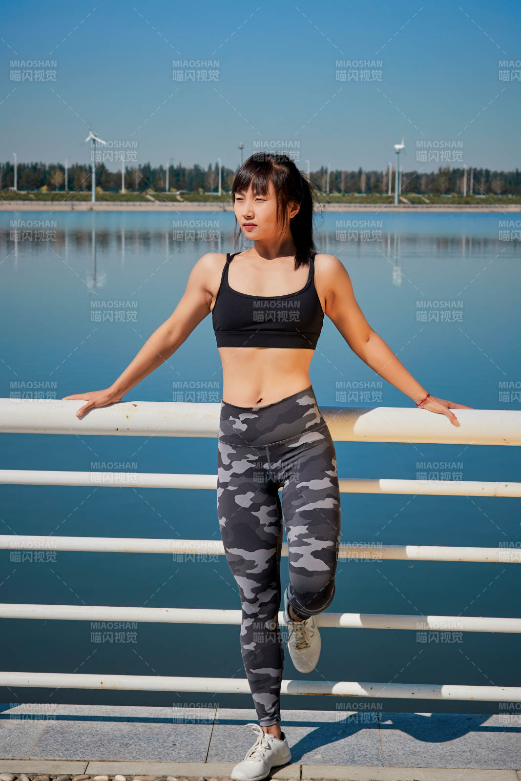 户外河畔公园进行跑步锻炼的亚洲女性图片