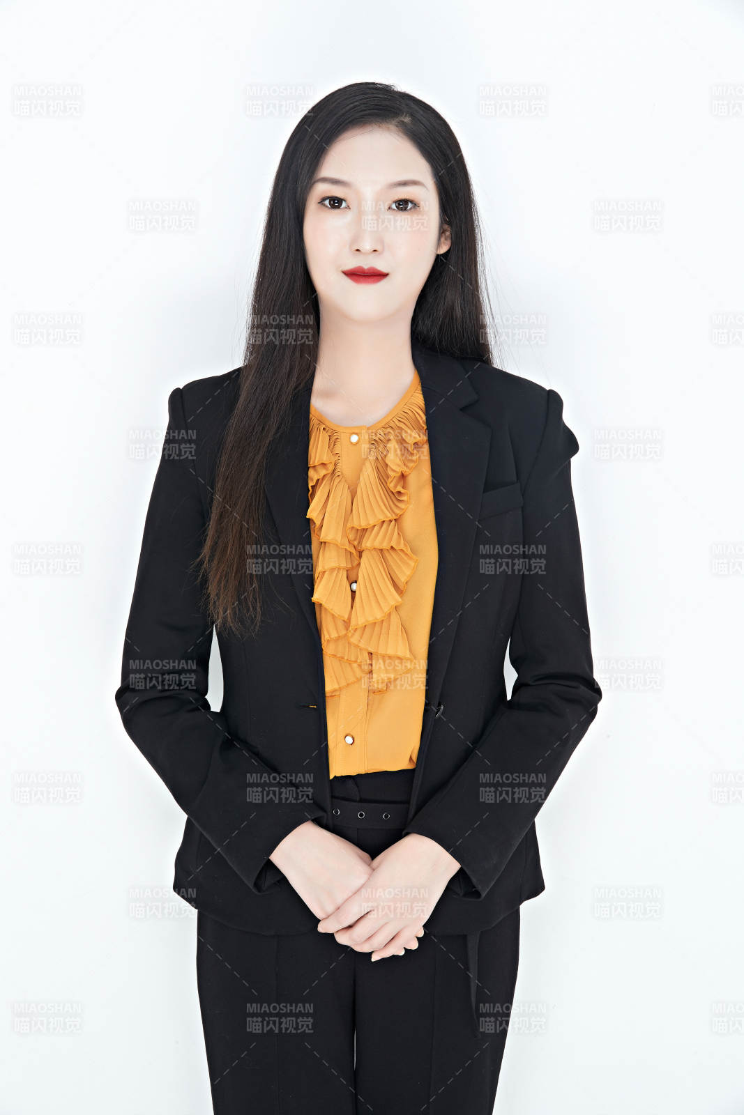 白色背景下的美丽商务女性肖像图片