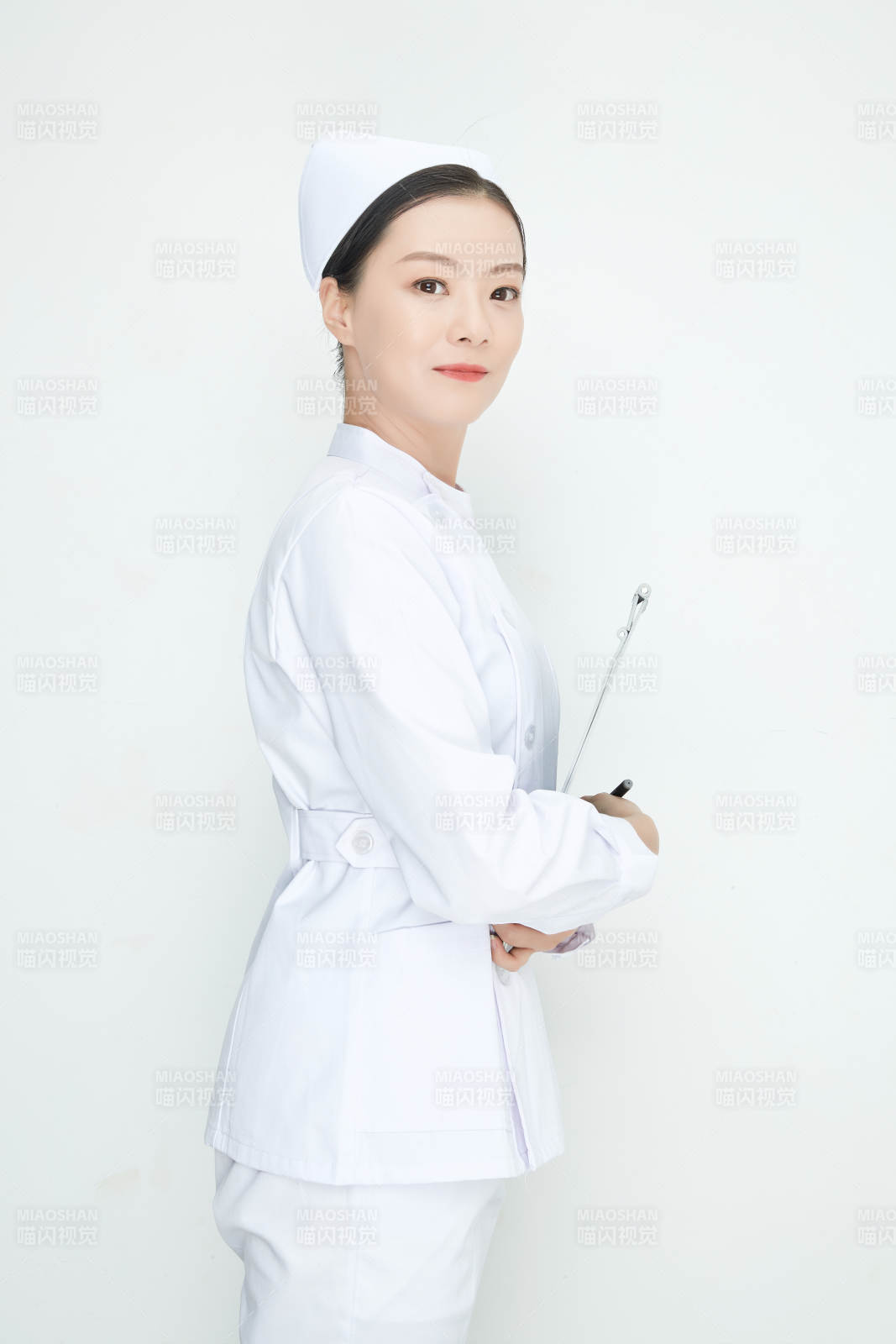 白背景里穿护士服手持病历夹的美女护士图片