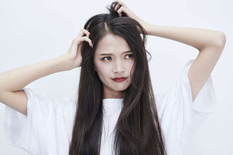 穿白色长T血衬展示各种表情的长发少女人像图片