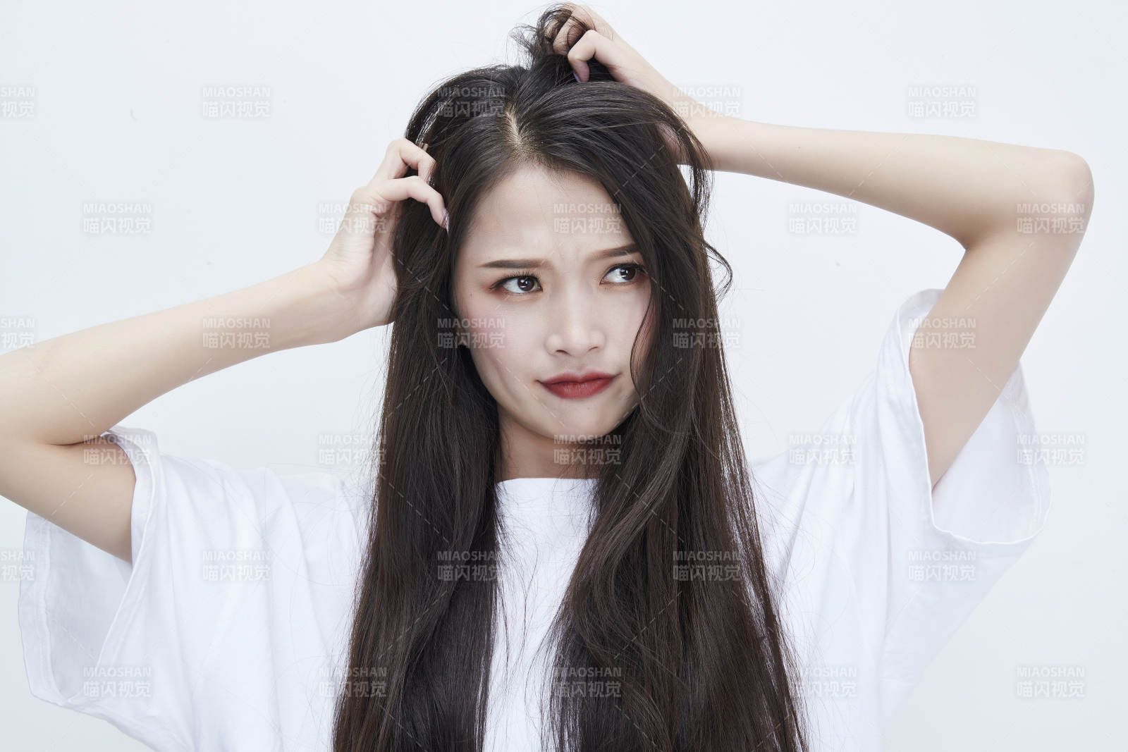 穿白色长T血衬展示各种表情的长发少女人像图片