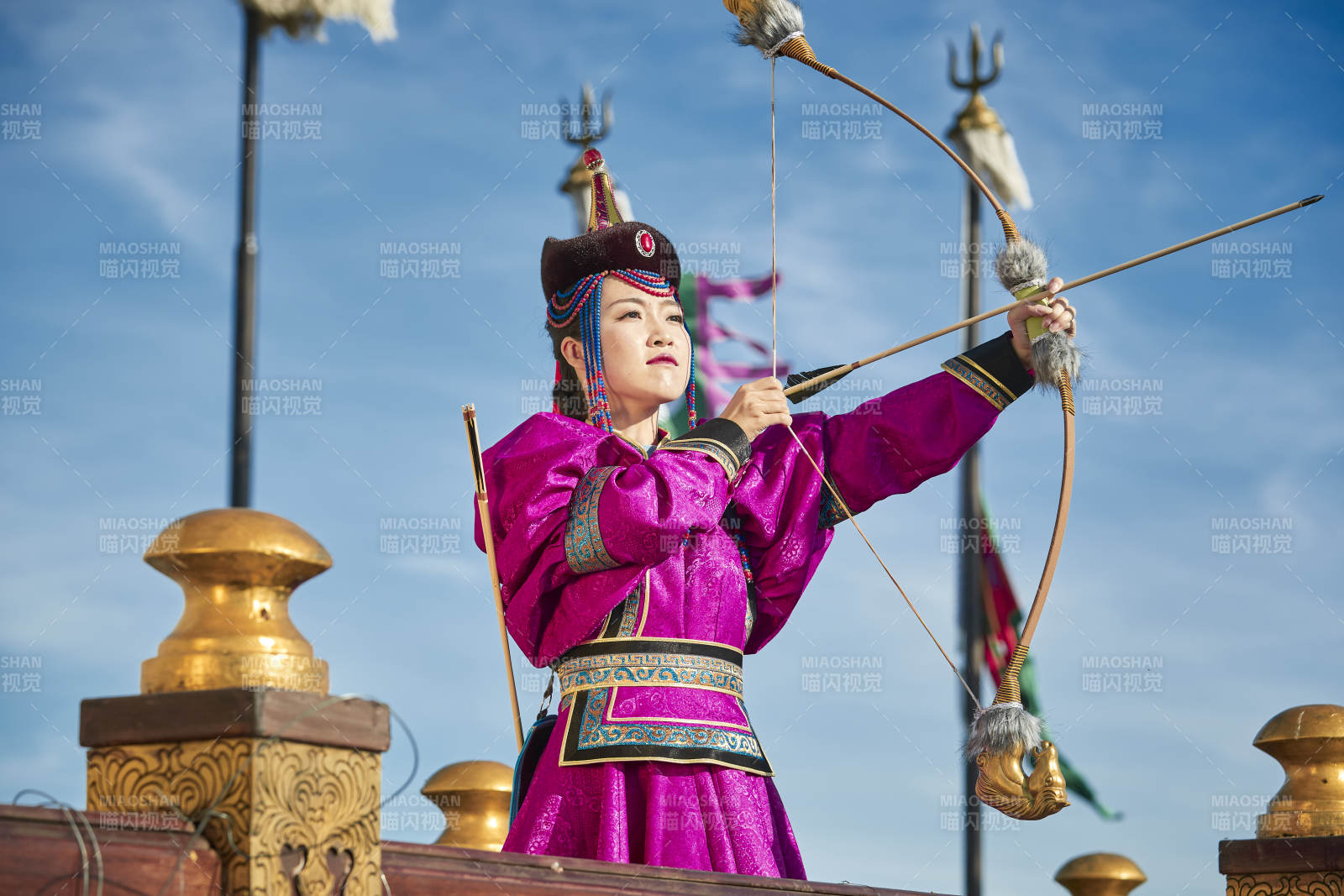 蒙古包前身穿蒙古族饰手持弓箭的蒙族少女图片
