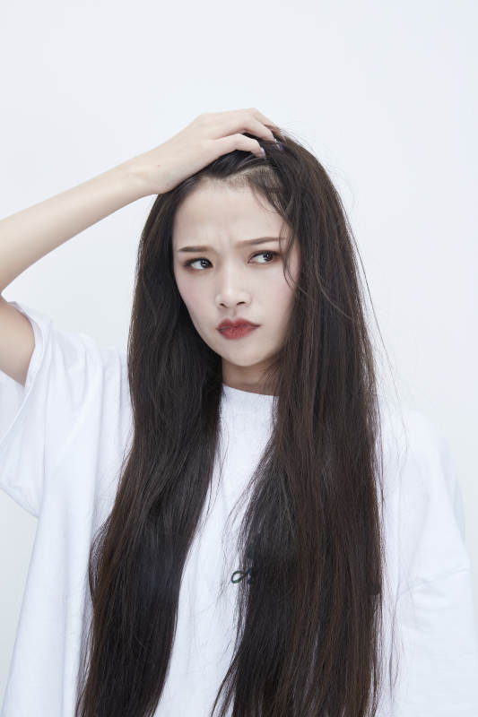 穿白色长T血衬展示各种表情的长发少女人像图片