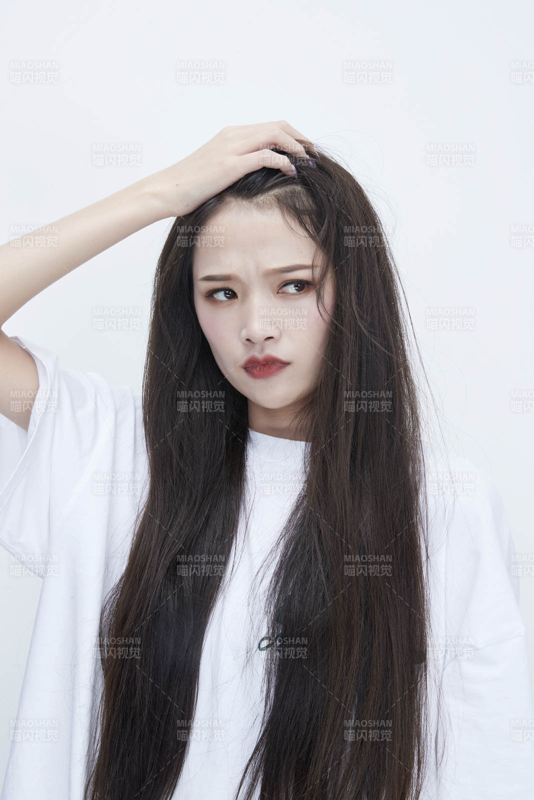 穿白色长T血衬展示各种表情的长发少女人像图片