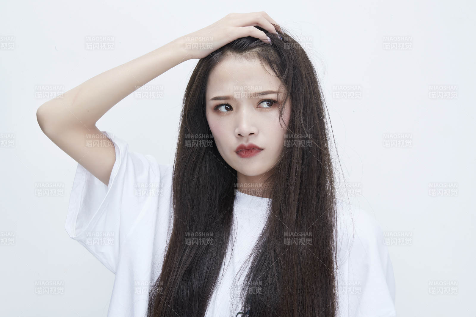 穿白色长T血衬展示各种表情的长发少女人像图片