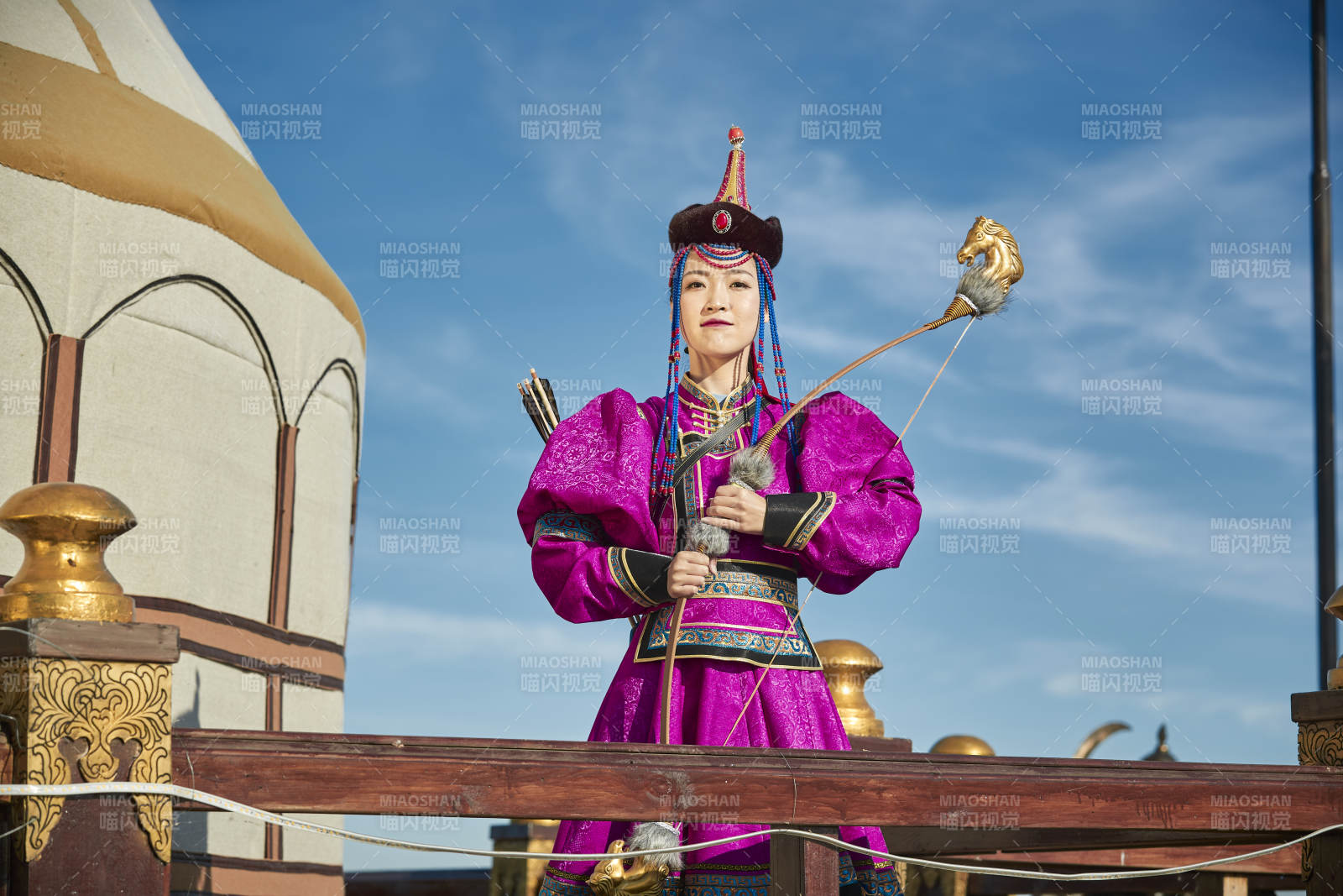 蒙古包前身穿蒙古族饰手持弓箭的蒙族少女图片