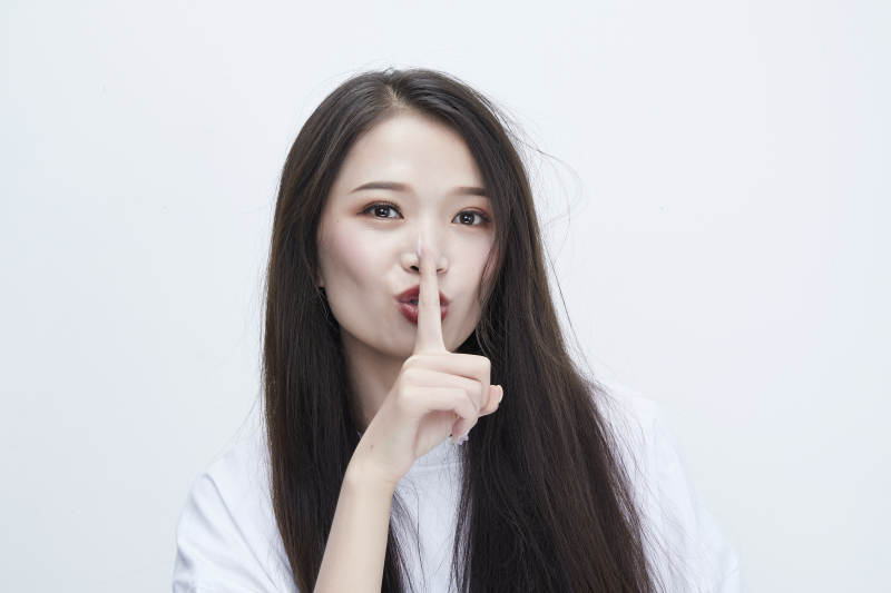 穿白色长T血衬展示各种表情的长发少女人像图片