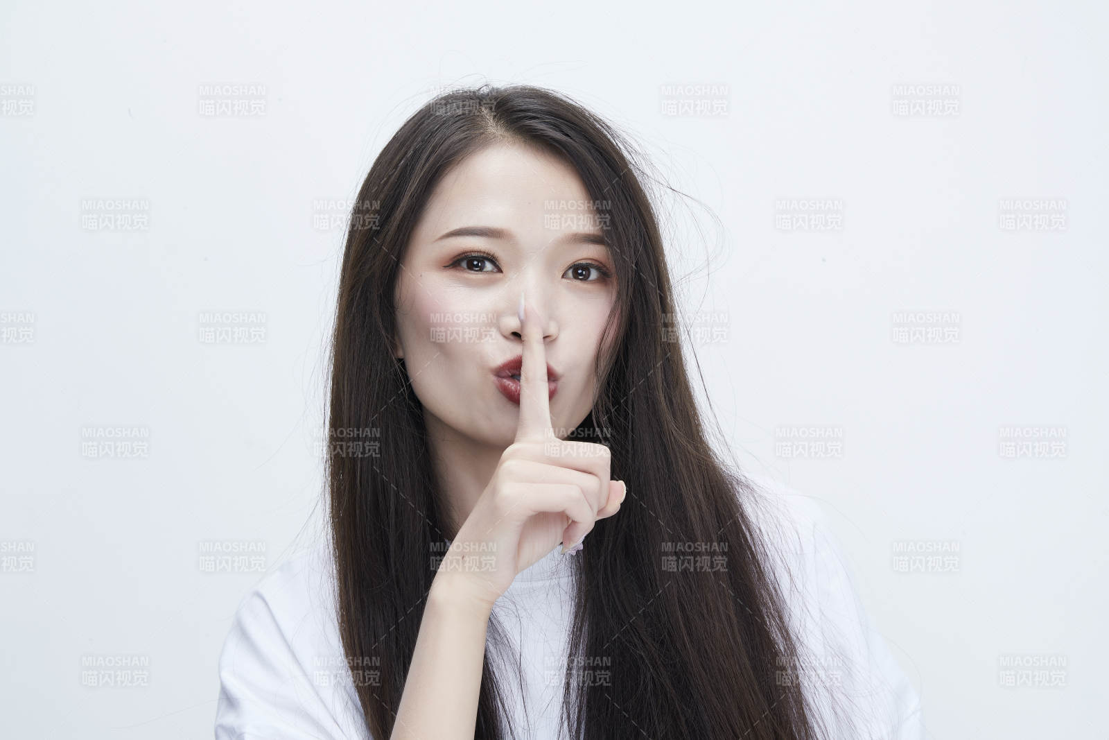 穿白色长T血衬展示各种表情的长发少女人像图片