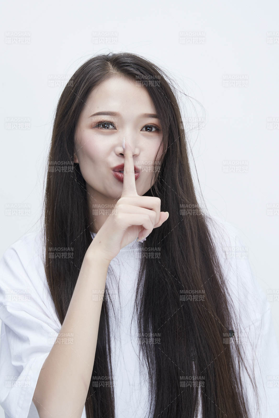 穿白色长T血衬展示各种表情的长发少女人像图片