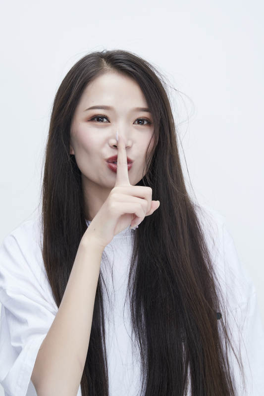 穿白色长T血衬展示各种表情的长发少女人像图片