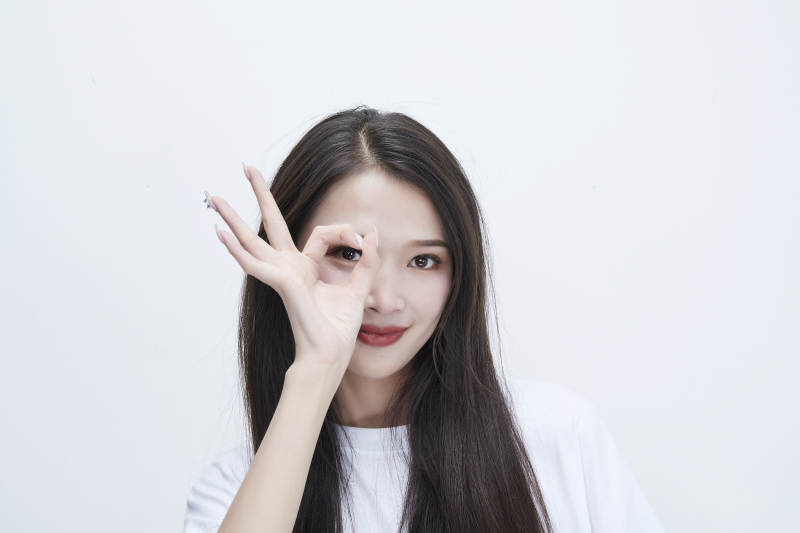 穿白色长T血衬展示各种表情的长发少女人像图片