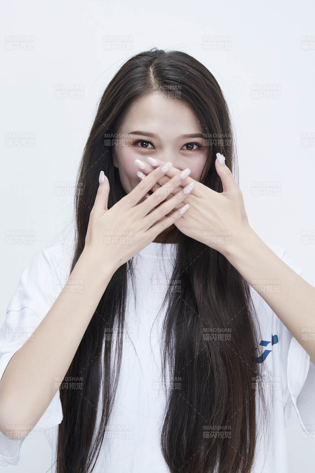 穿白色长T血衬展示各种表情的长发少女人像图片