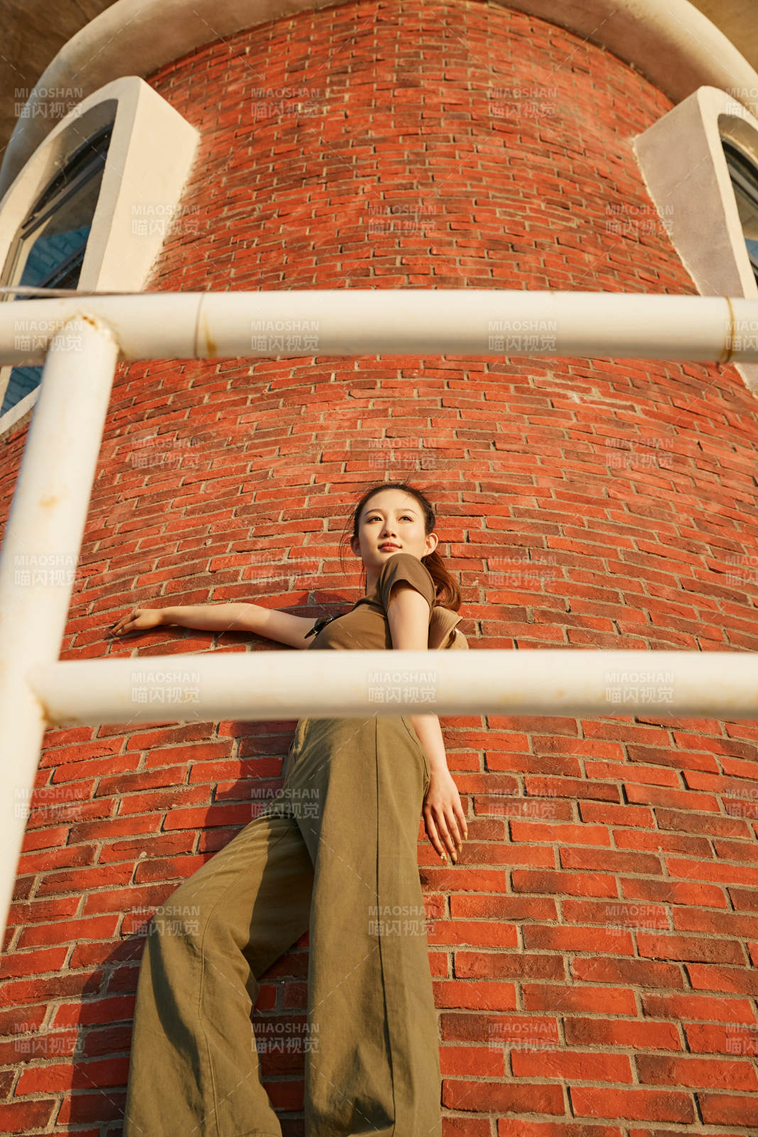 盛夏夕阳晚霞湖边码头灯塔上的少女图片