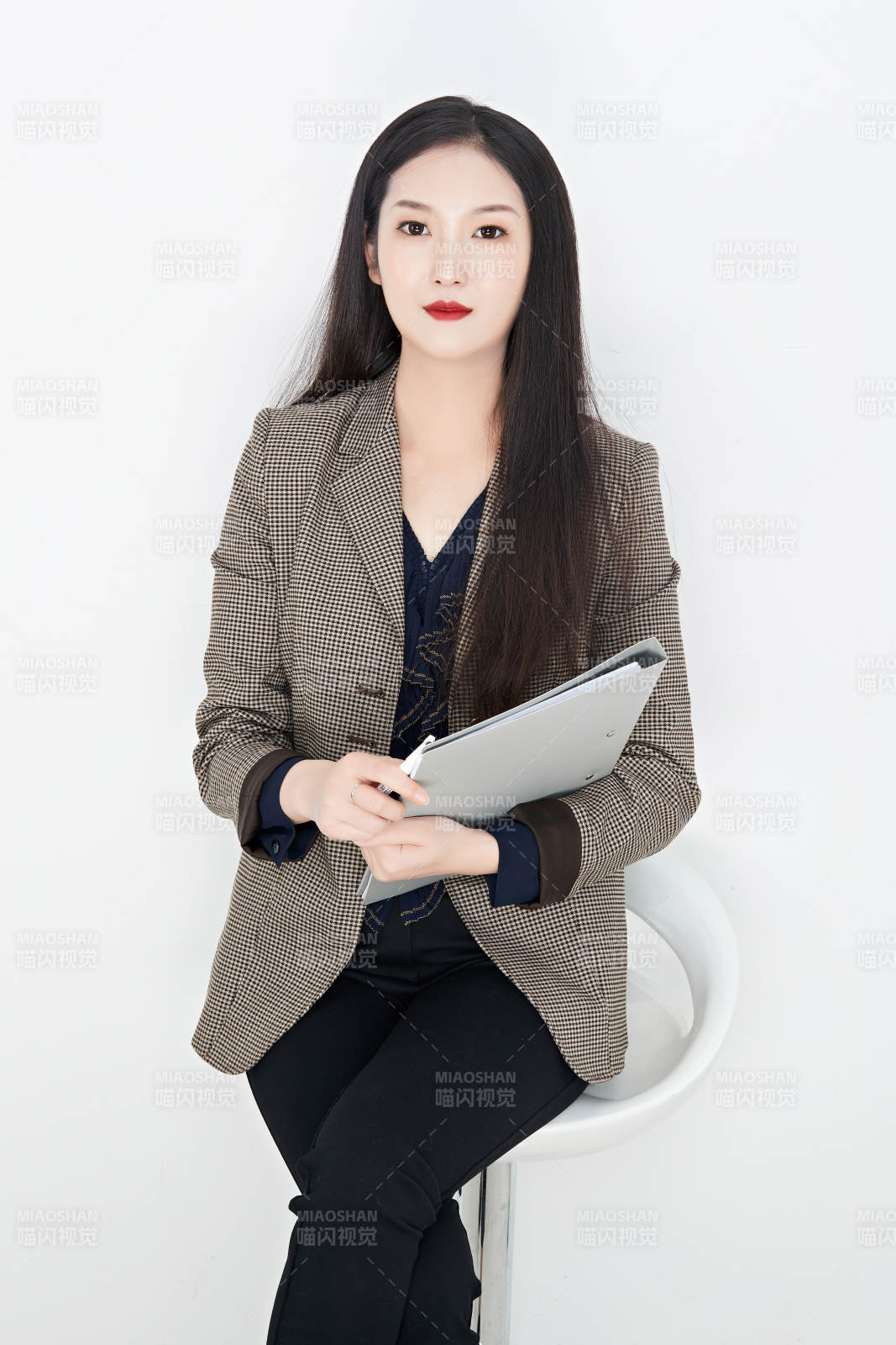 白色背景下的美丽商务女性肖像图片