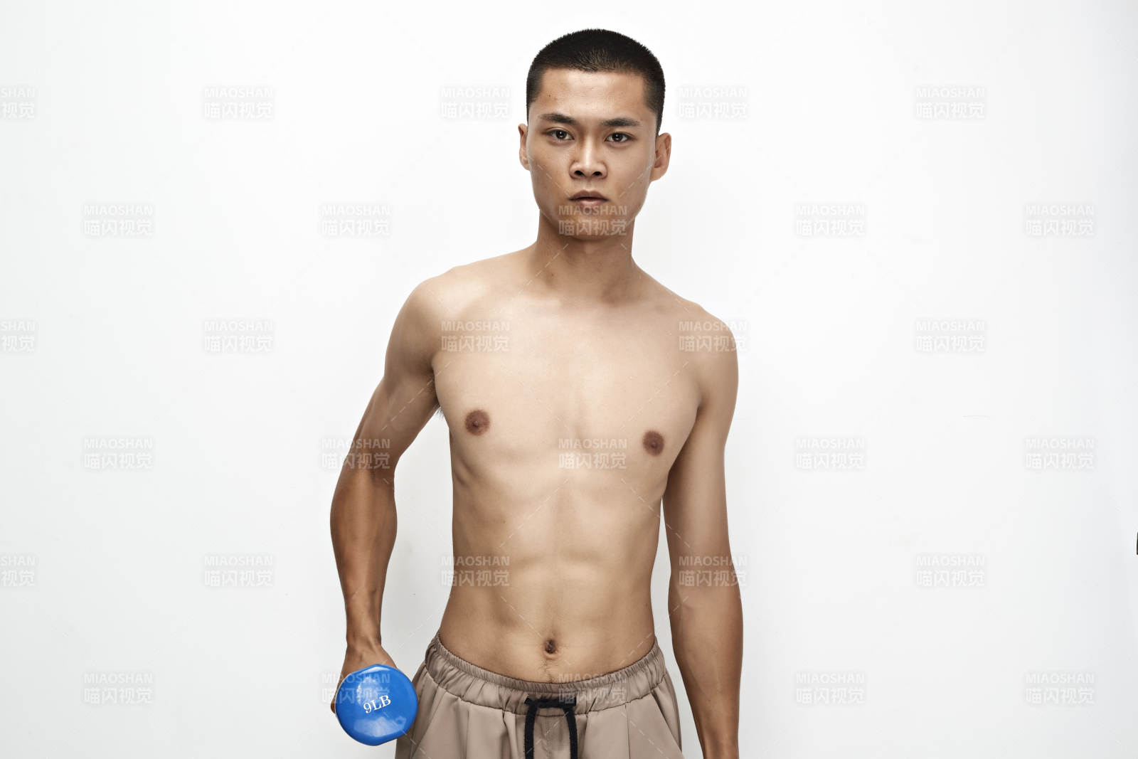 使用哑铃进行健身锻炼的亚洲男性图片