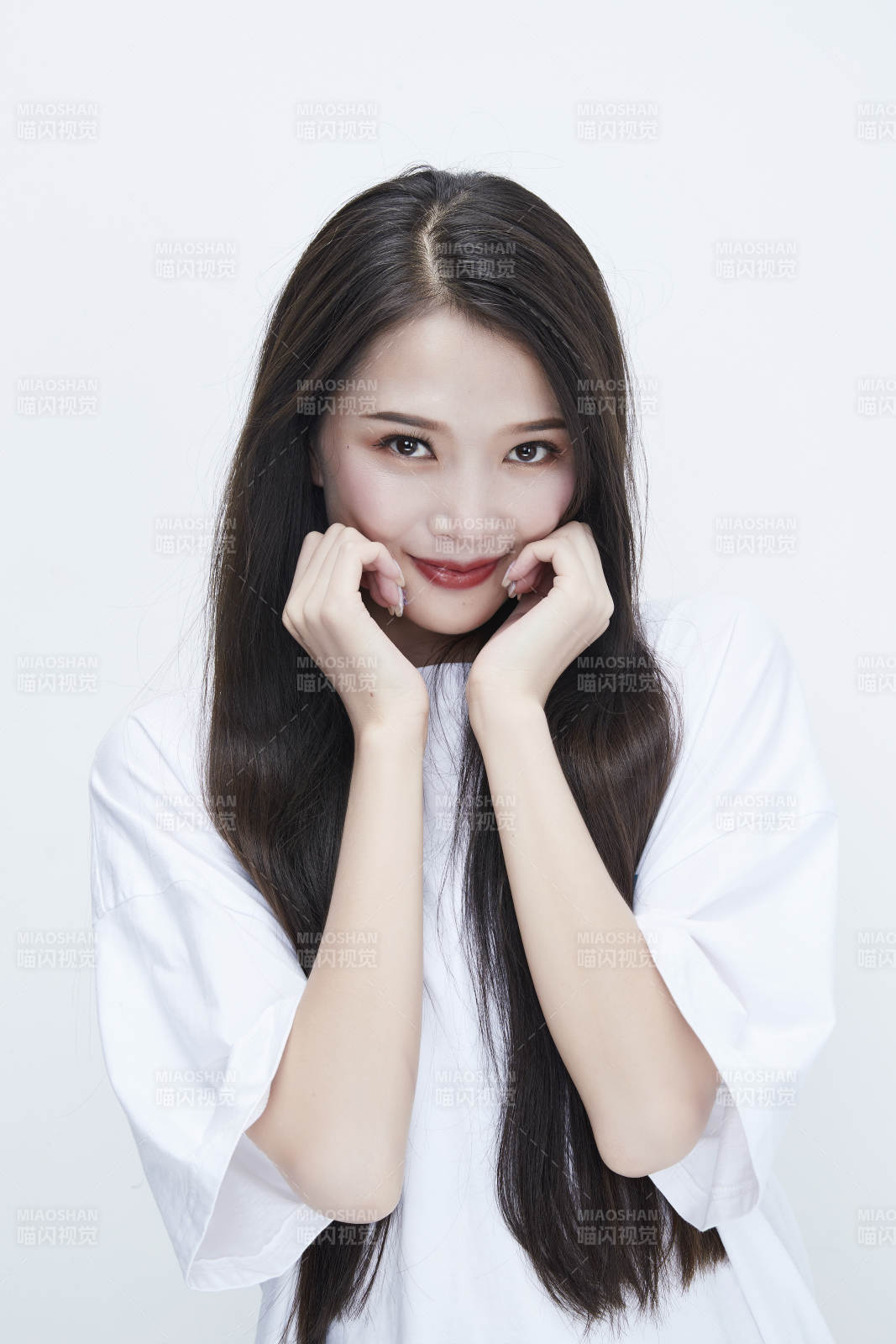 穿白色长T血衬展示各种表情的长发少女人像图片