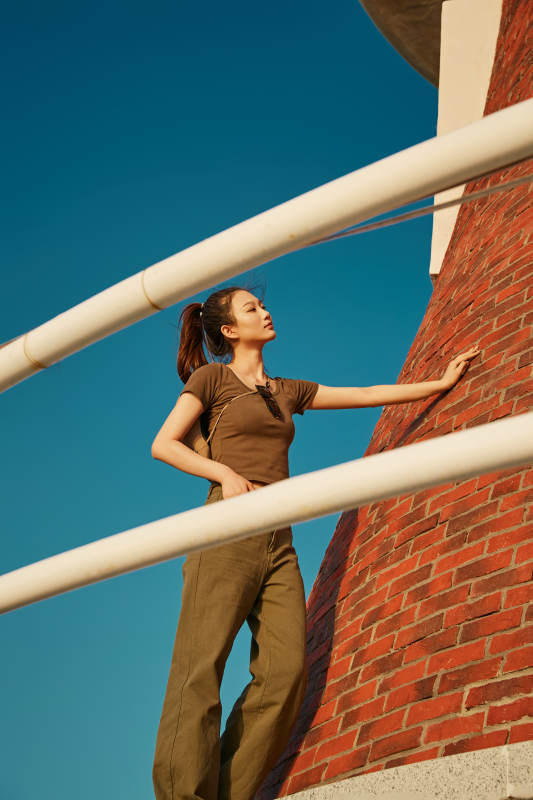 盛夏夕阳晚霞湖边码头灯塔上的少女图片