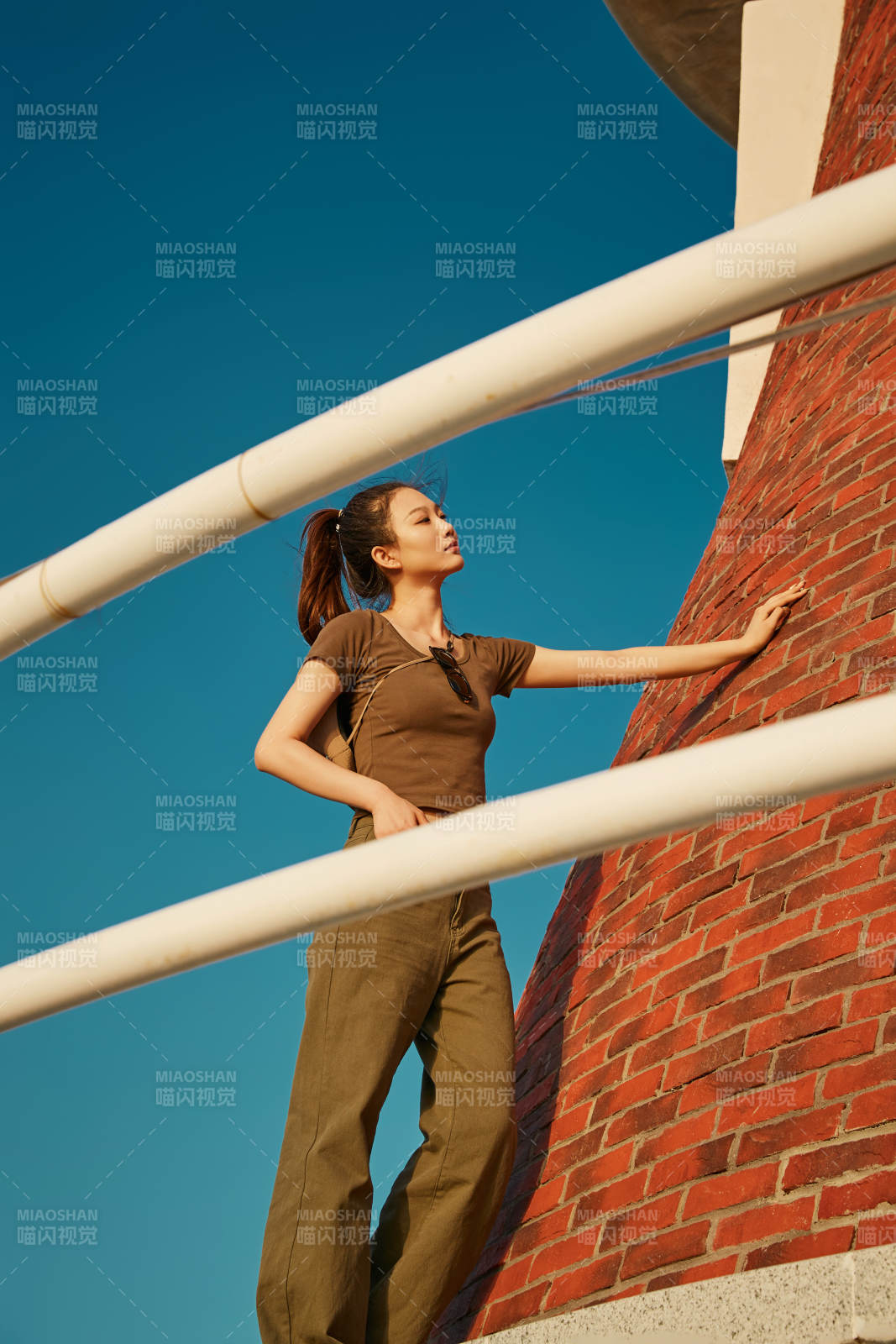 盛夏夕阳晚霞湖边码头灯塔上的少女图片
