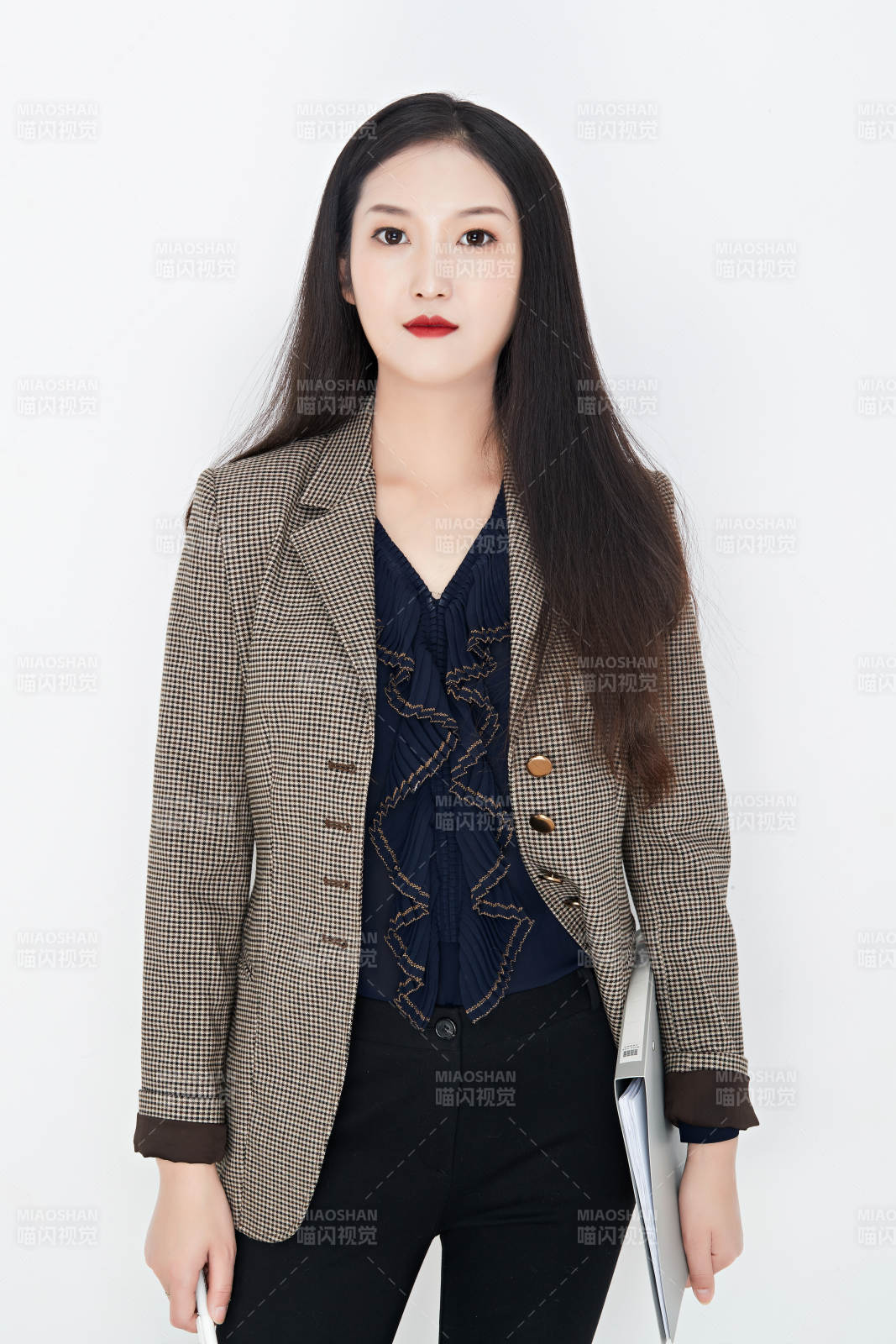 白色背景下的美丽商务女性肖像图片