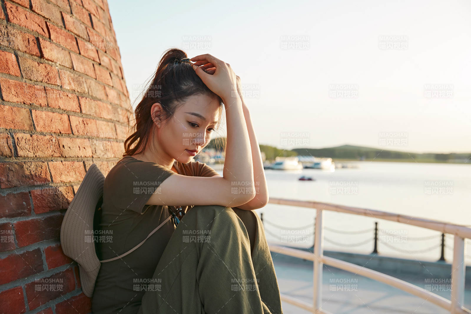 盛夏夕阳晚霞湖边码头灯塔上的少女图片