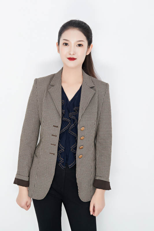 白色背景下的美丽商务女性肖像图片