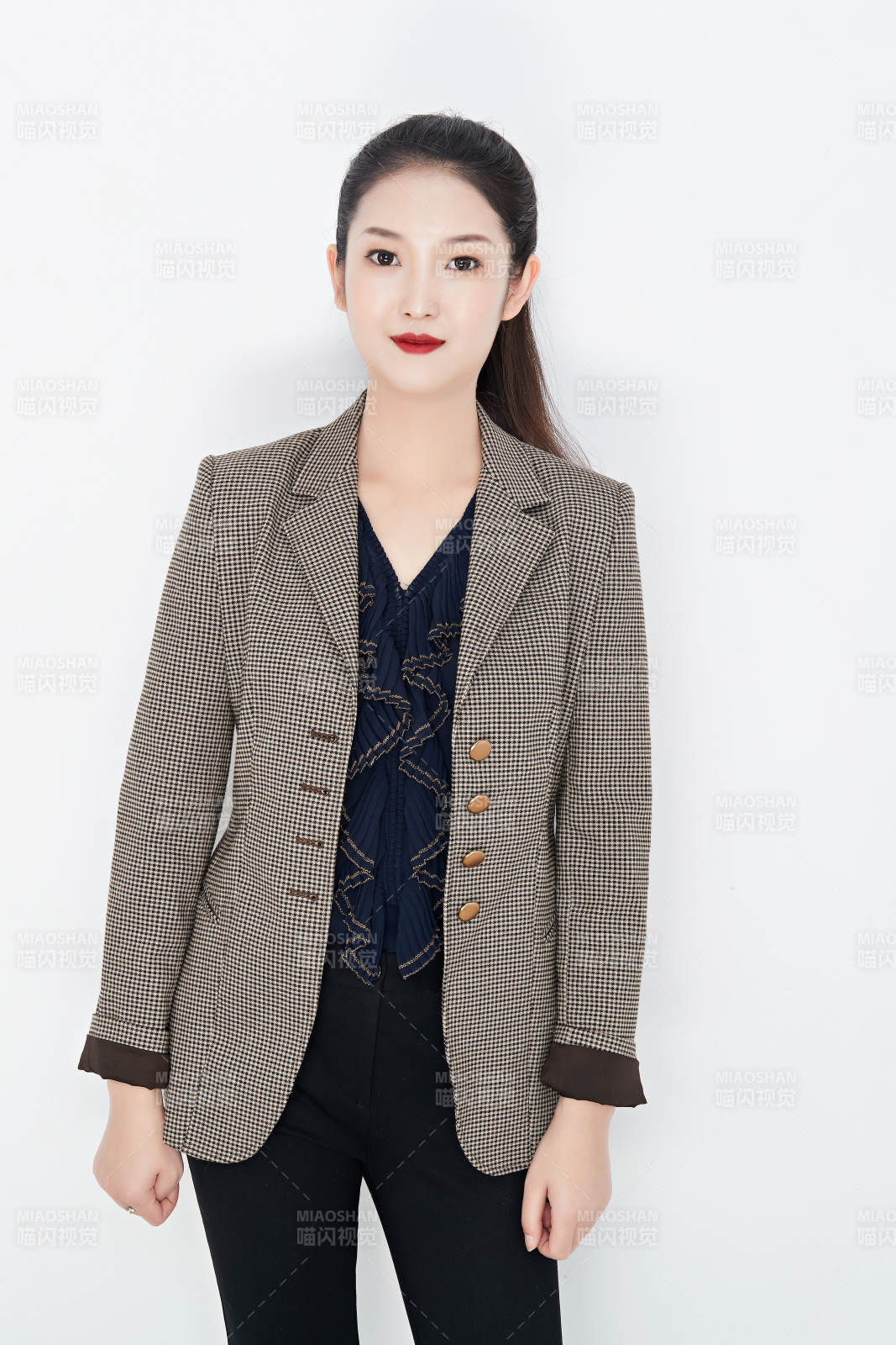 白色背景下的美丽商务女性肖像图片