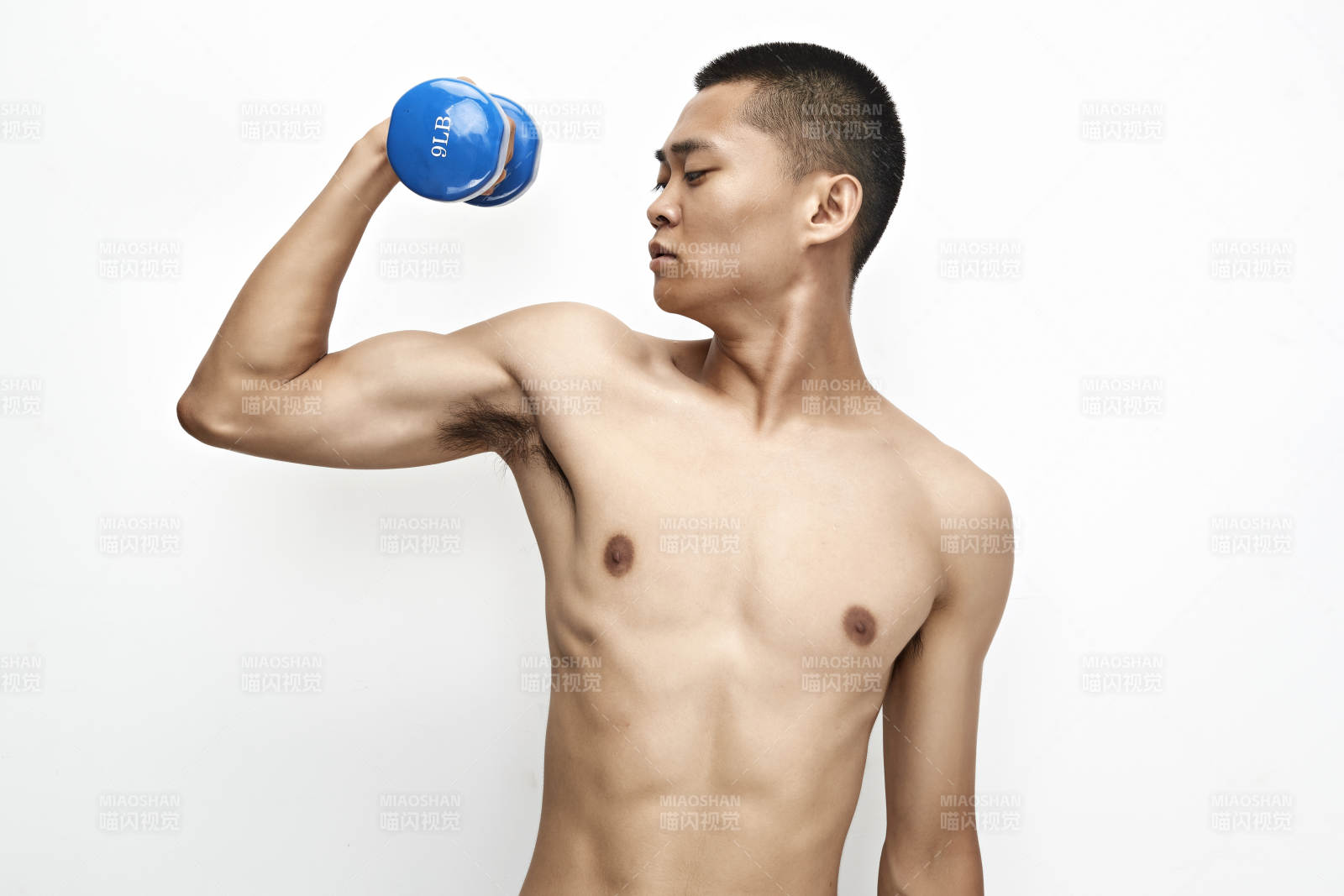 使用哑铃进行健身锻炼的亚洲男性图片