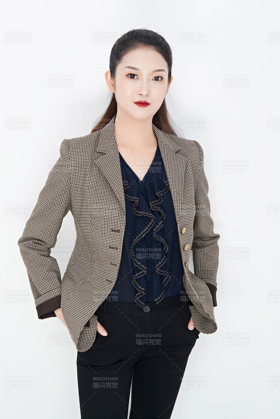 白色背景下的美丽商务女性肖像图片