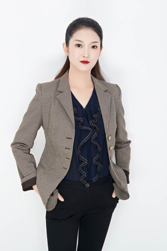 白色背景下的美丽商务女性肖像图片