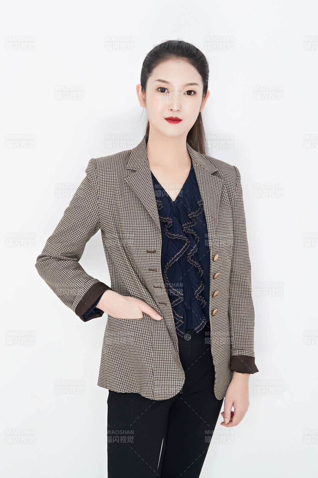 白色背景下的美丽商务女性肖像图片