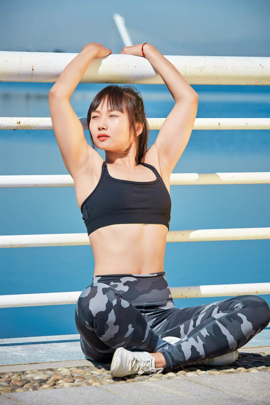 户外河畔公园做拉伸有氧运动的亚洲女性图片