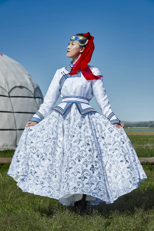 草原蒙古包前身穿豪华蒙古族服饰的蒙族少女图片