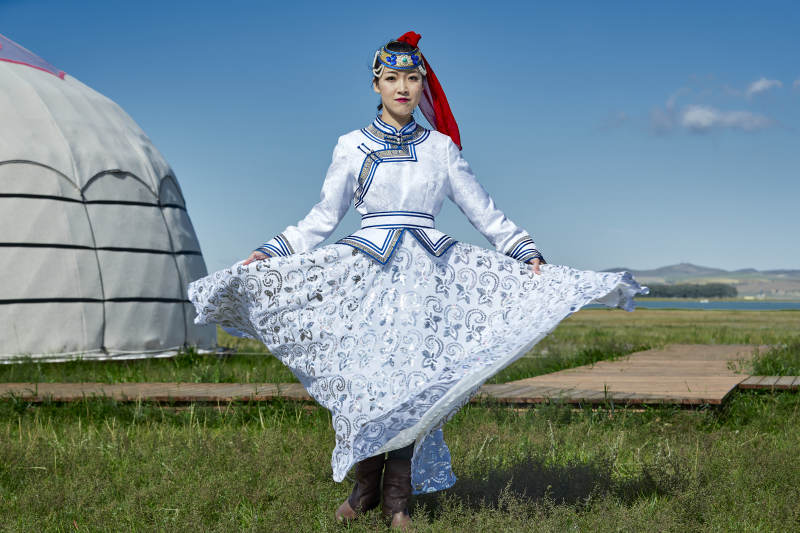 草原蒙古包前身穿豪华蒙古族服饰的蒙族少女图片