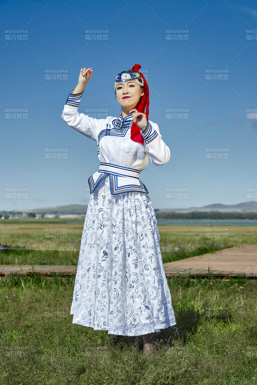 草原蒙古包前身穿豪华蒙古族服饰的蒙族少女图片