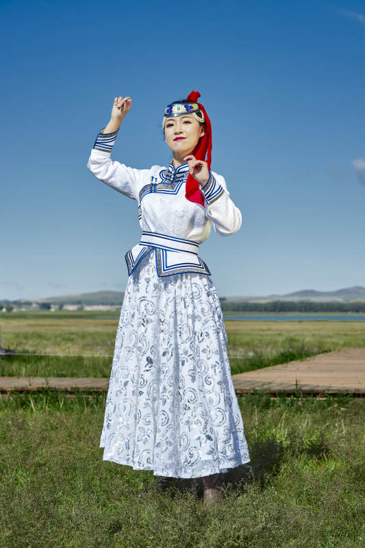 草原蒙古包前身穿豪华蒙古族服饰的蒙族少女图片