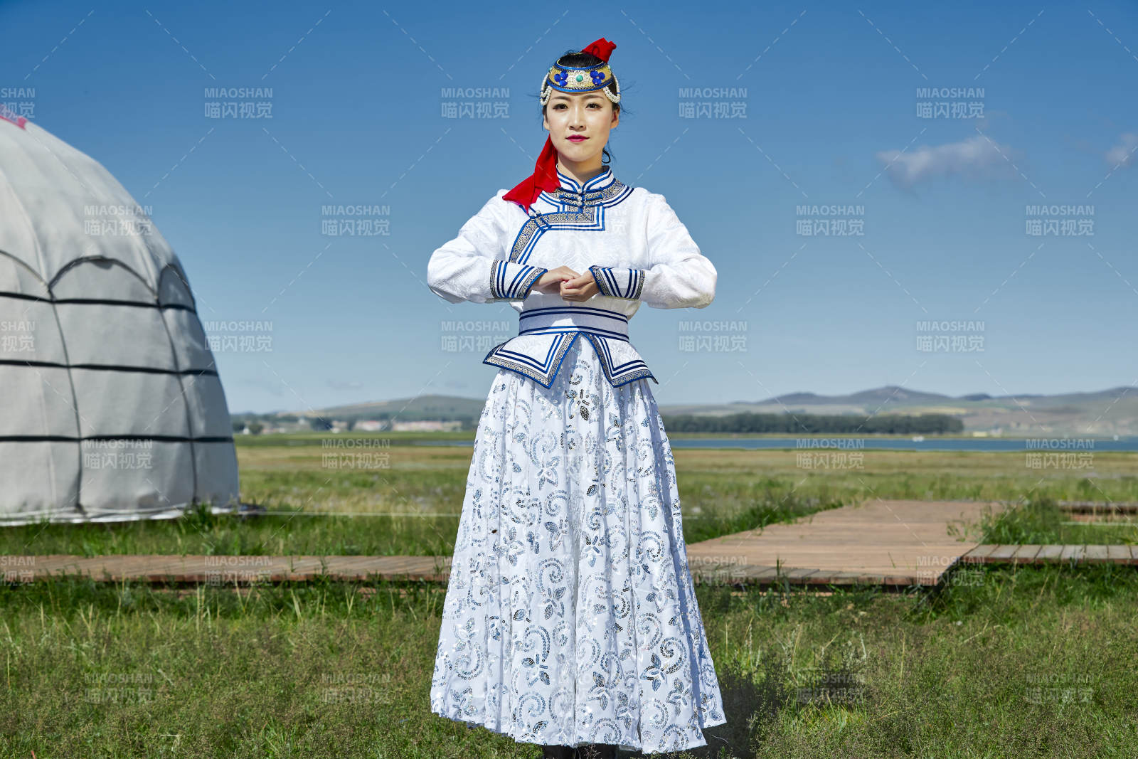 草原蒙古包前身穿豪华蒙古族服饰的蒙族少女图片